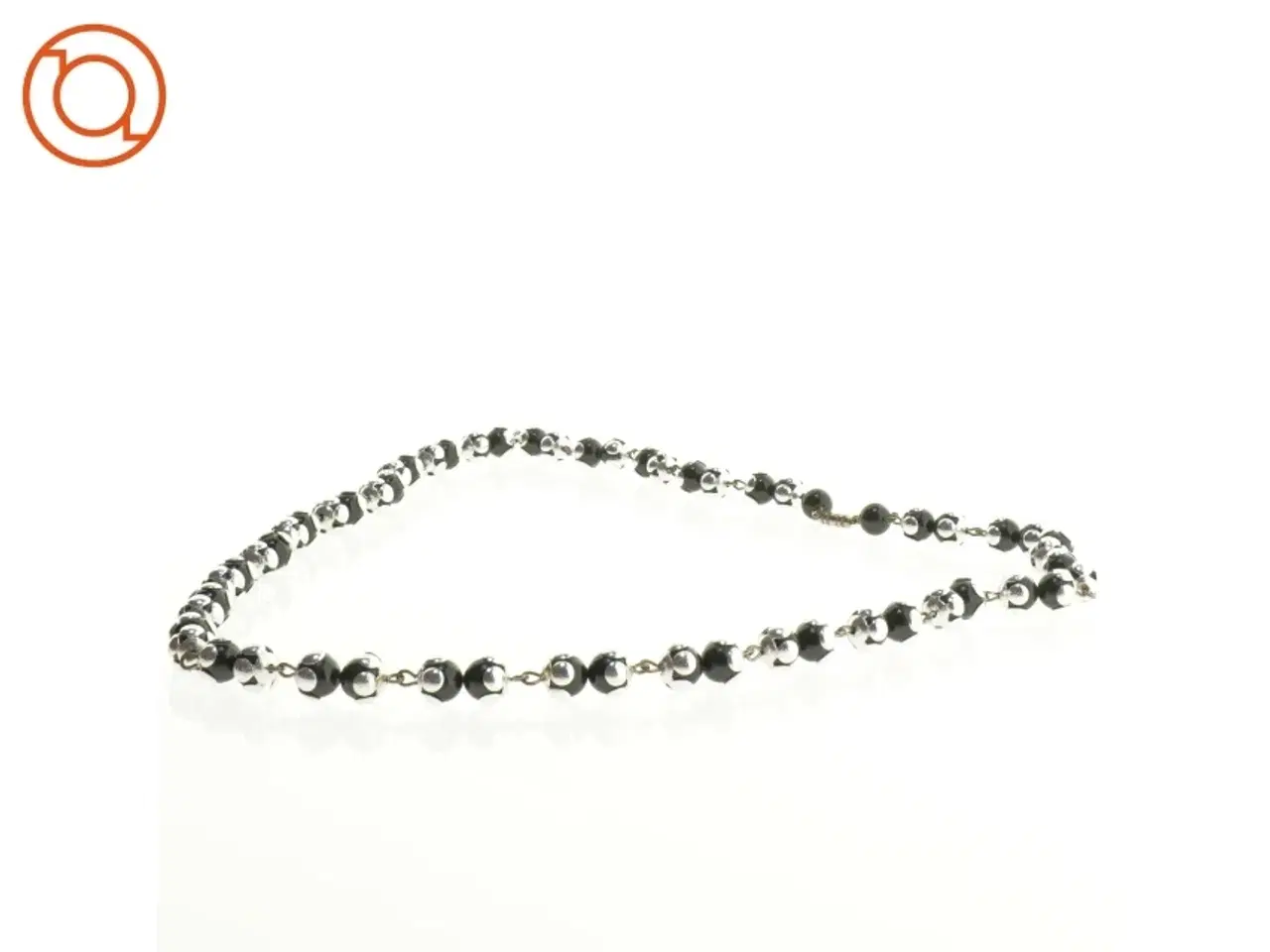 Billede 1 - Halskæde med sorte perler og sølvfarvede led (str. 40 cm)