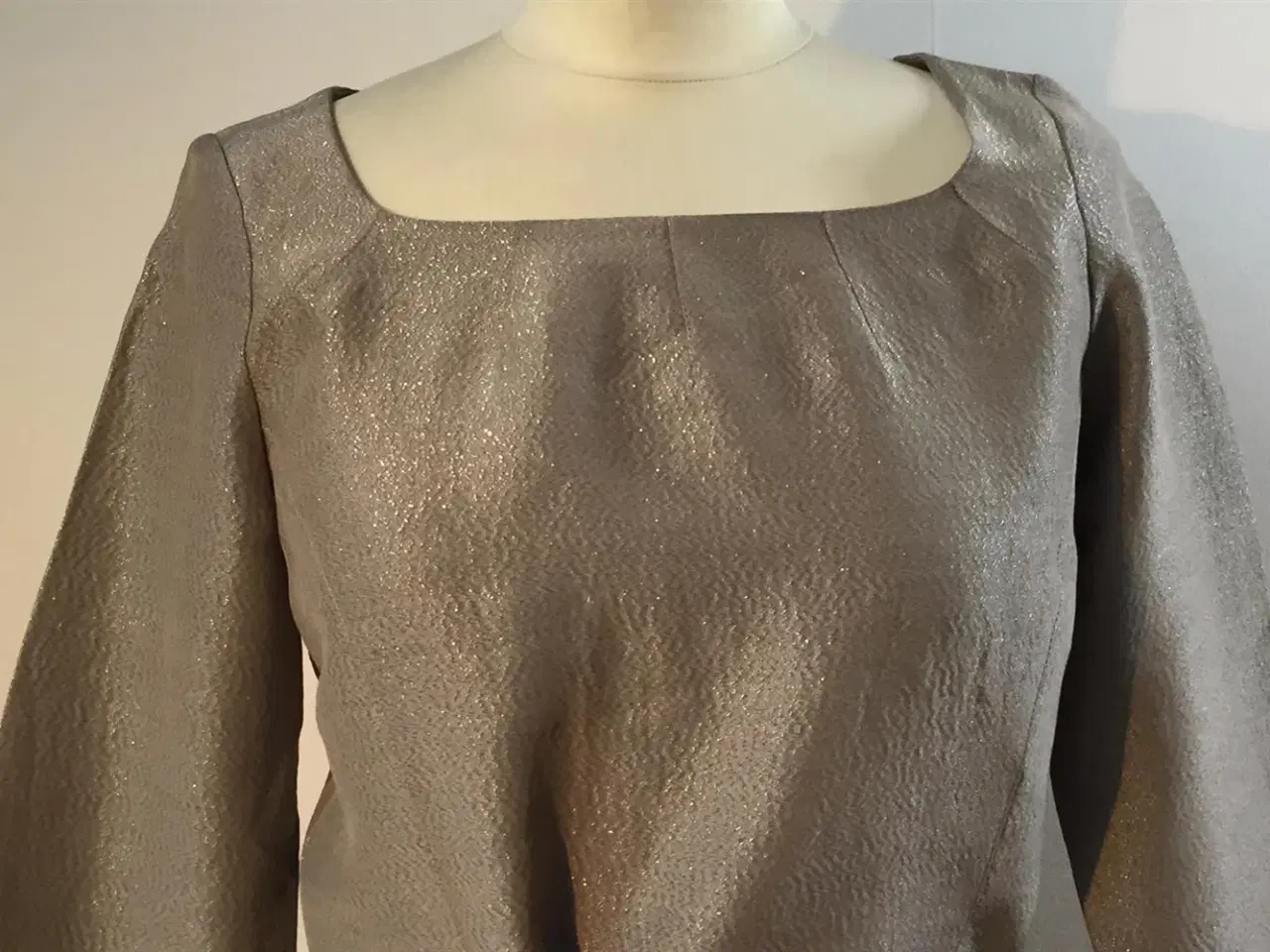 Billede 2 - Elegant bluse i grå med sølvnister og bånd i talje