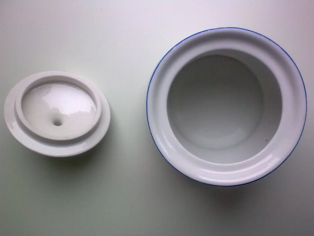 Billede 12 - Katte bakke m slikskål: plast, metal el. porcelæn