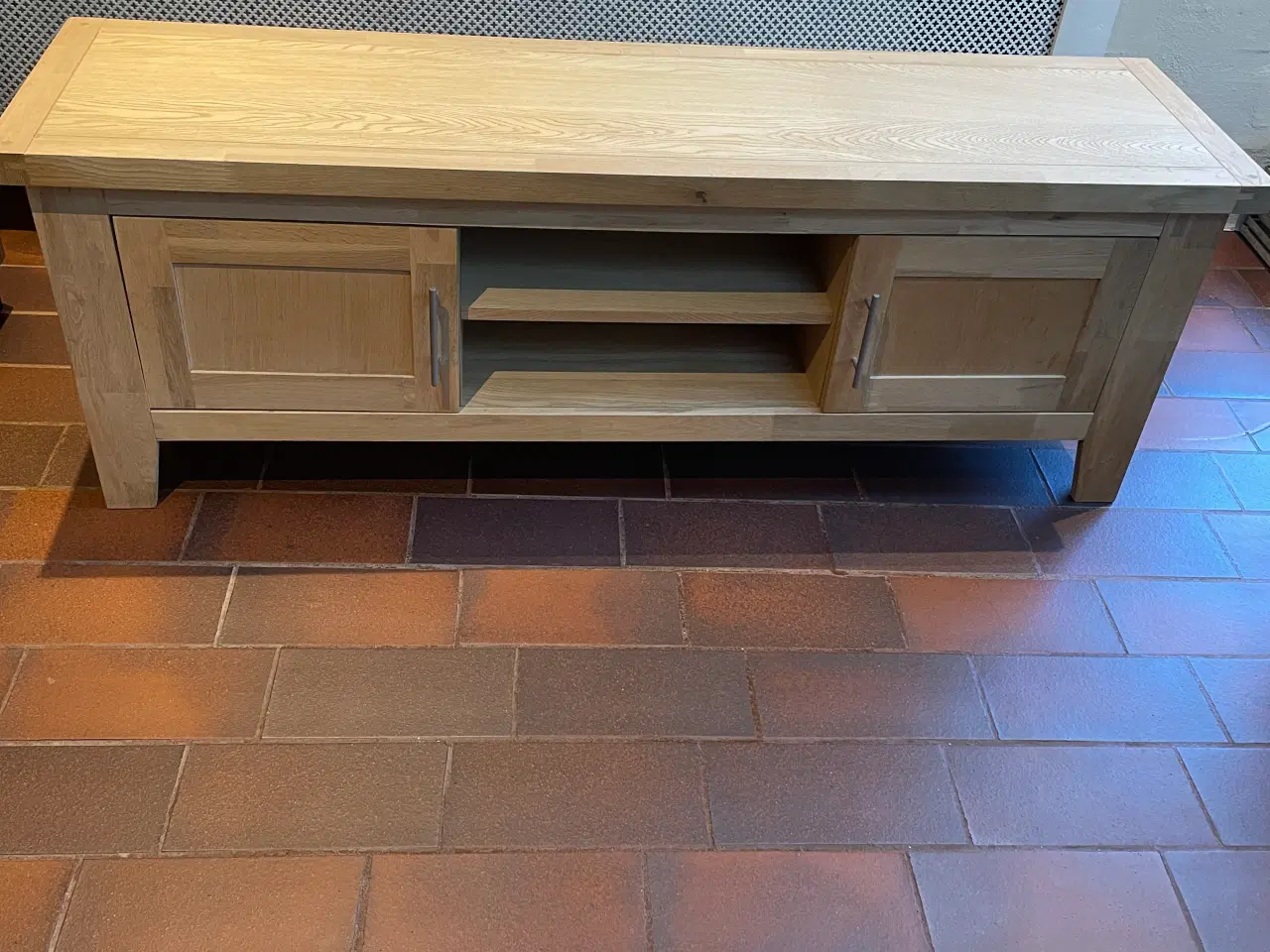 Billede 2 - TV-bord i egetræ