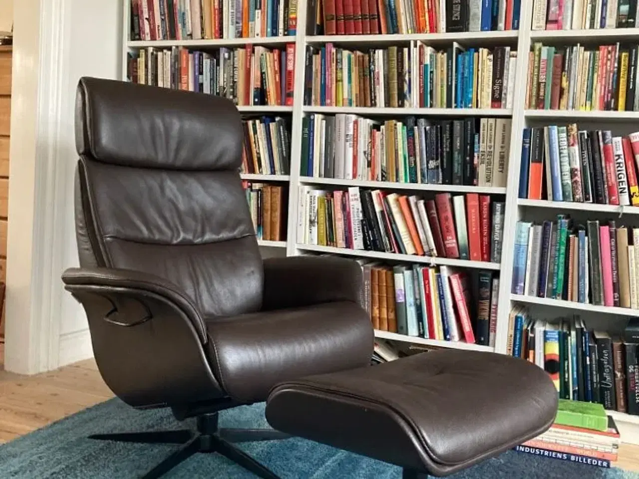 Billede 1 - Lænestol med skammel i mørkebrunt læder