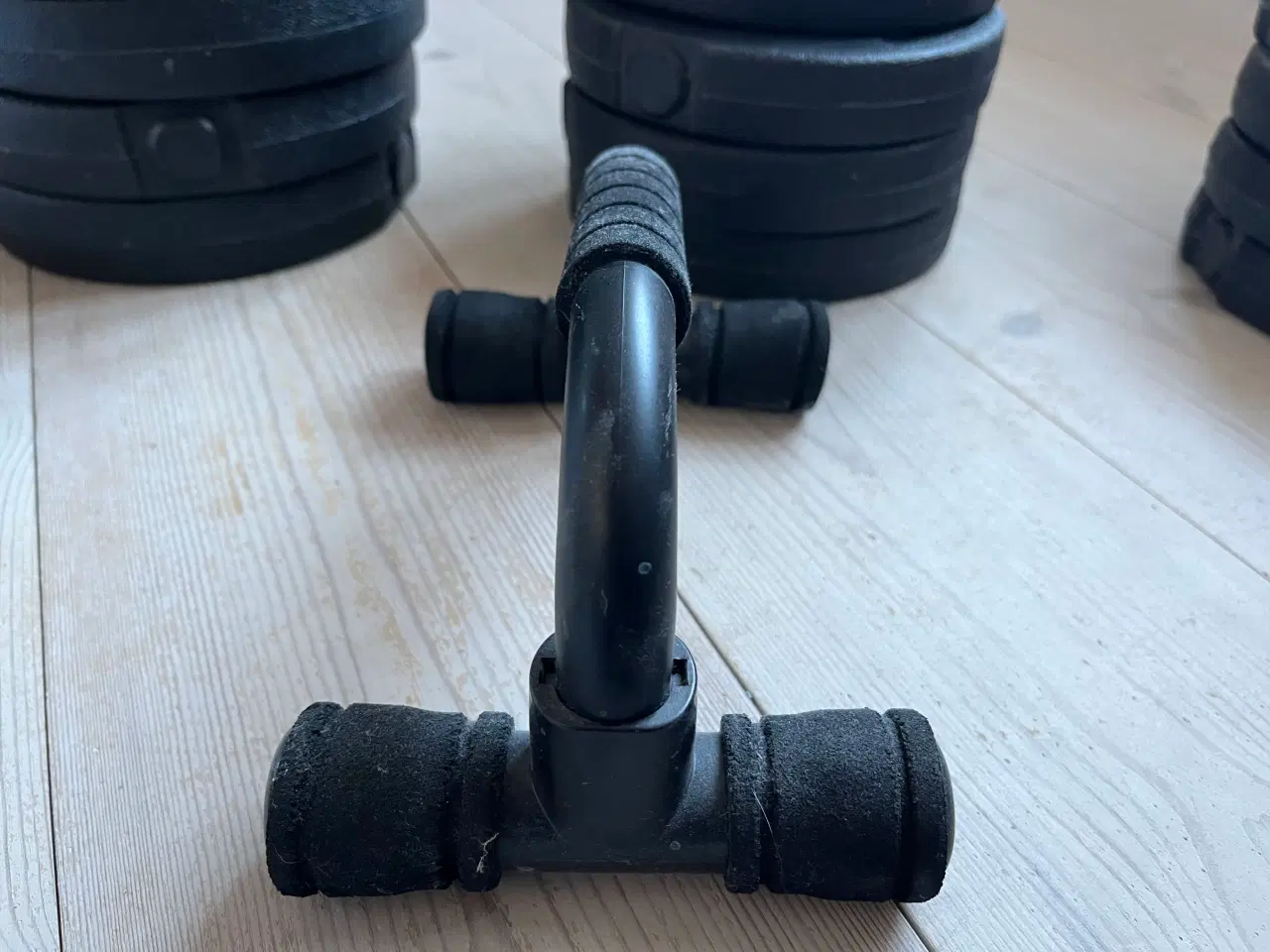 Billede 9 - Fuldt træningsset med vægte, push up bars, etc