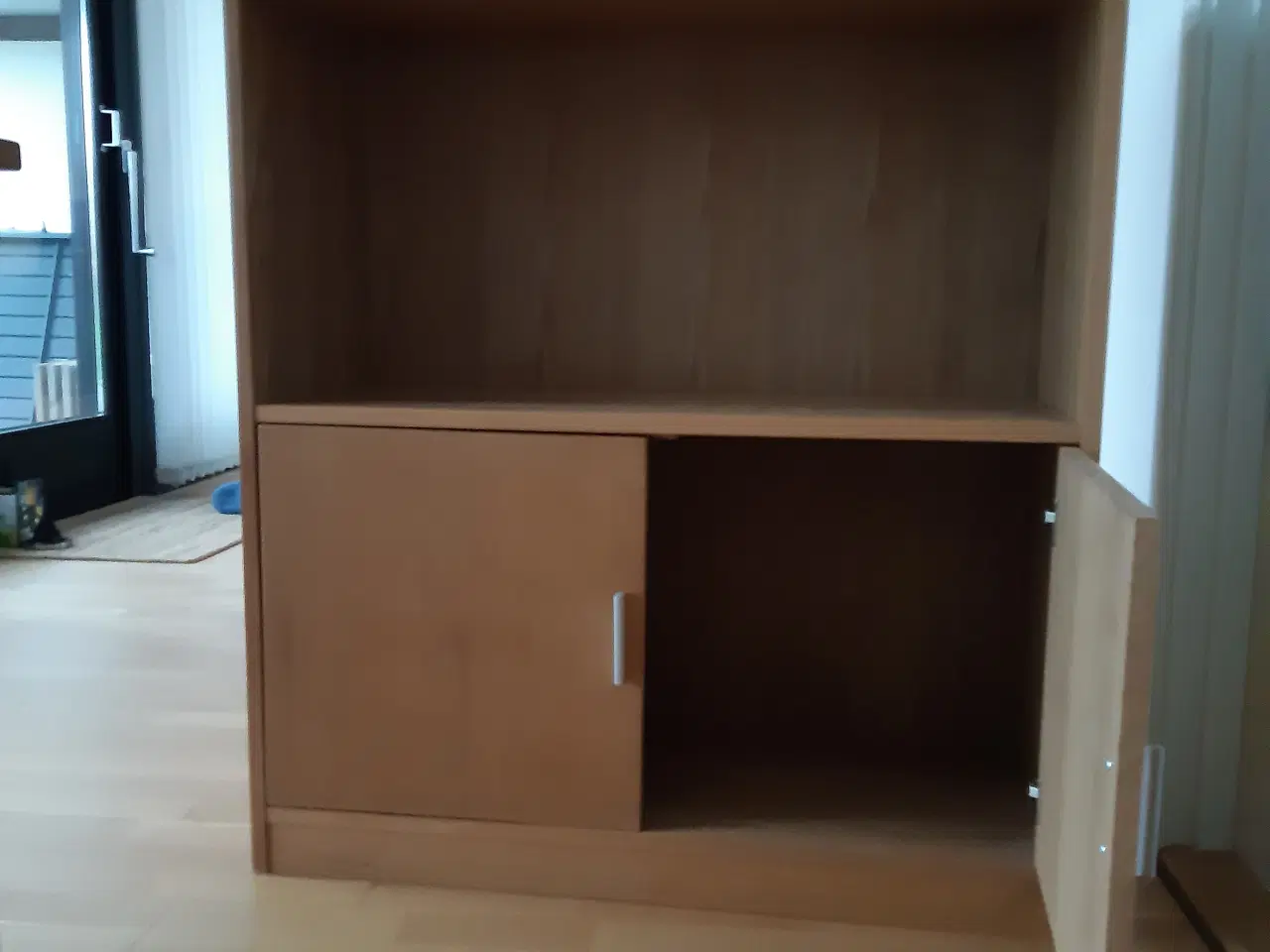 Billede 2 - Reol med 2 låger - pæn stand ...udført i egefiner