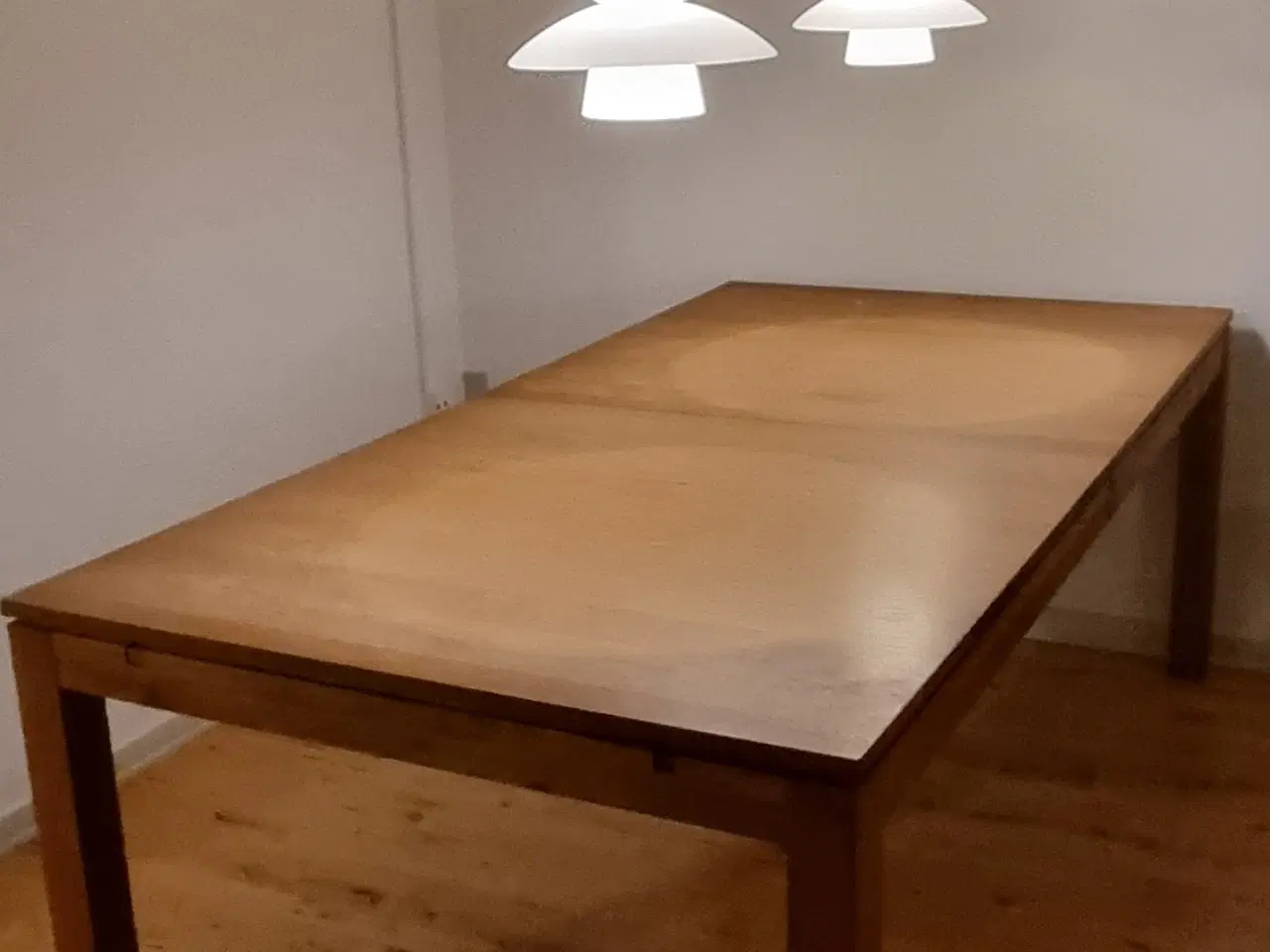 Billede 1 - Spisebord med 2 tillægsplader 