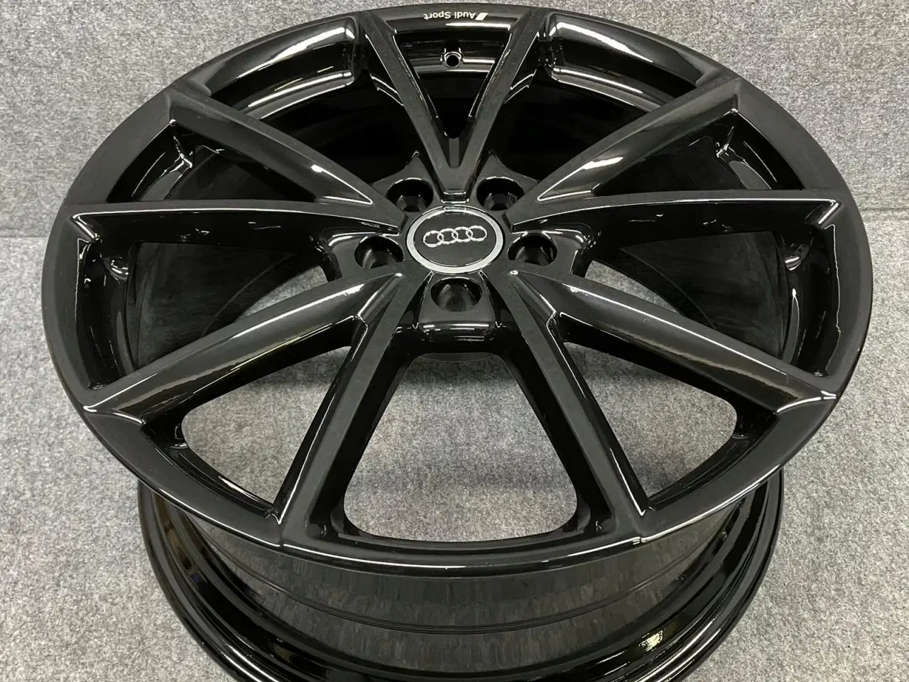 Billede 1 - ALUFÆLGE AUDI TT 8S0 20"