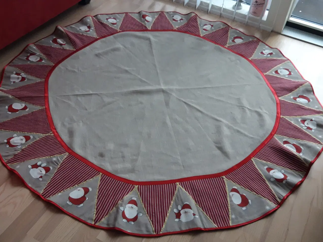 Billede 2 - Juletræs tæppe, håndlavet på silke hør, 2 meter i 