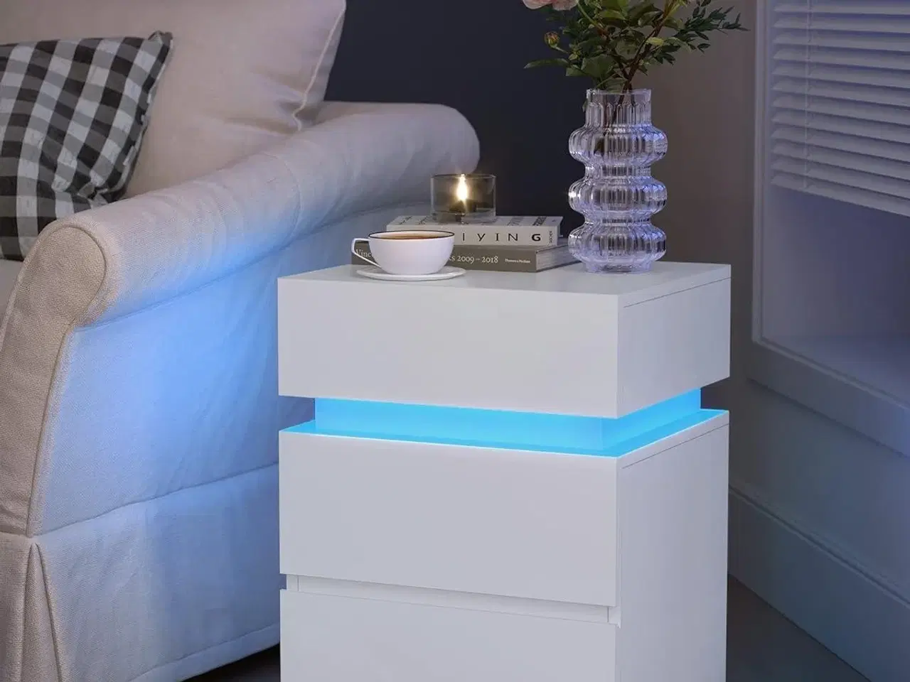 Billede 3 - Sengebord med LED-lys 3 skuffer, moderne, 35 × 40 × 55 cm, hvid