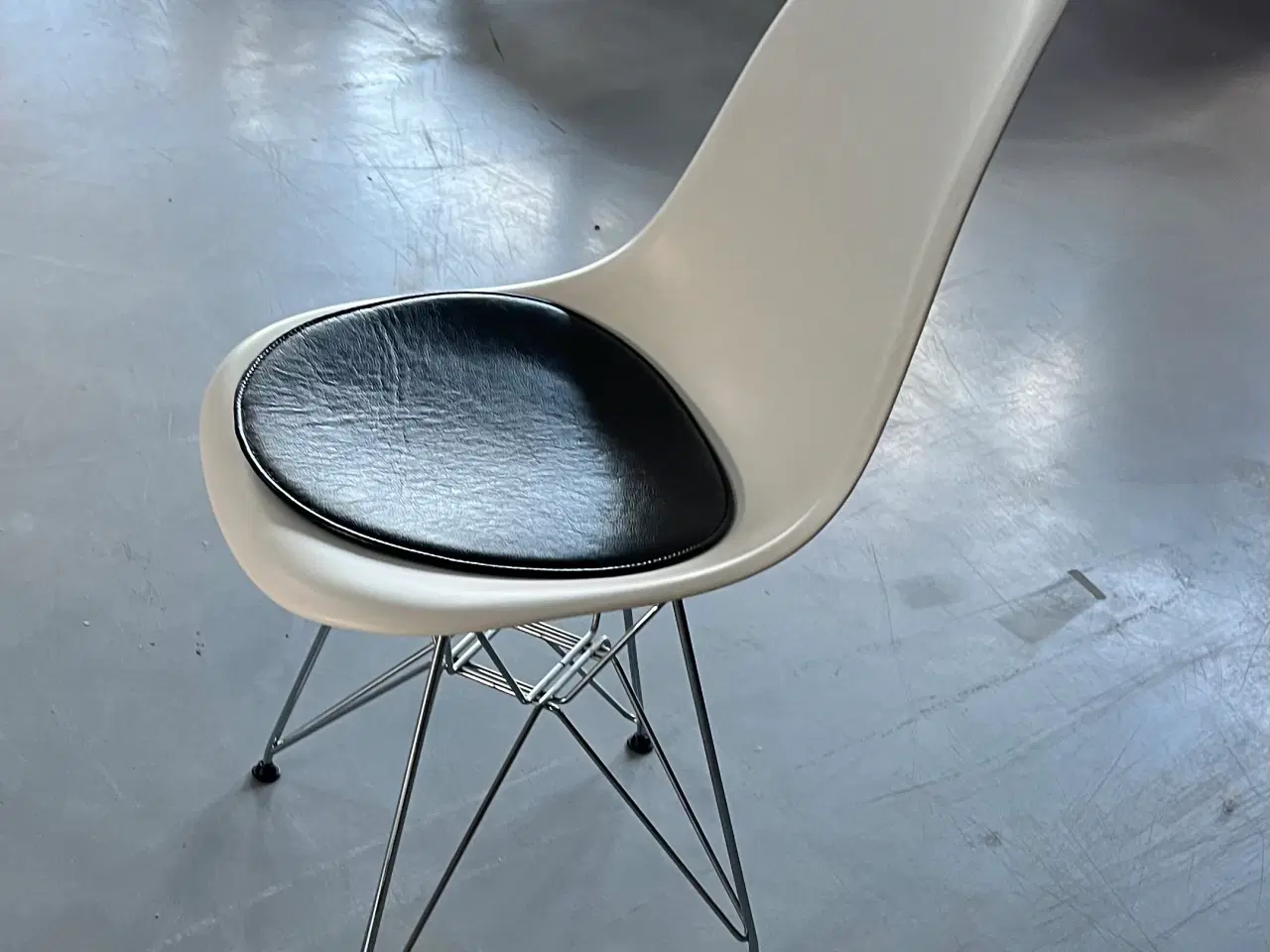Billede 1 - Eames stol 4 stk ( pris for alle 4)