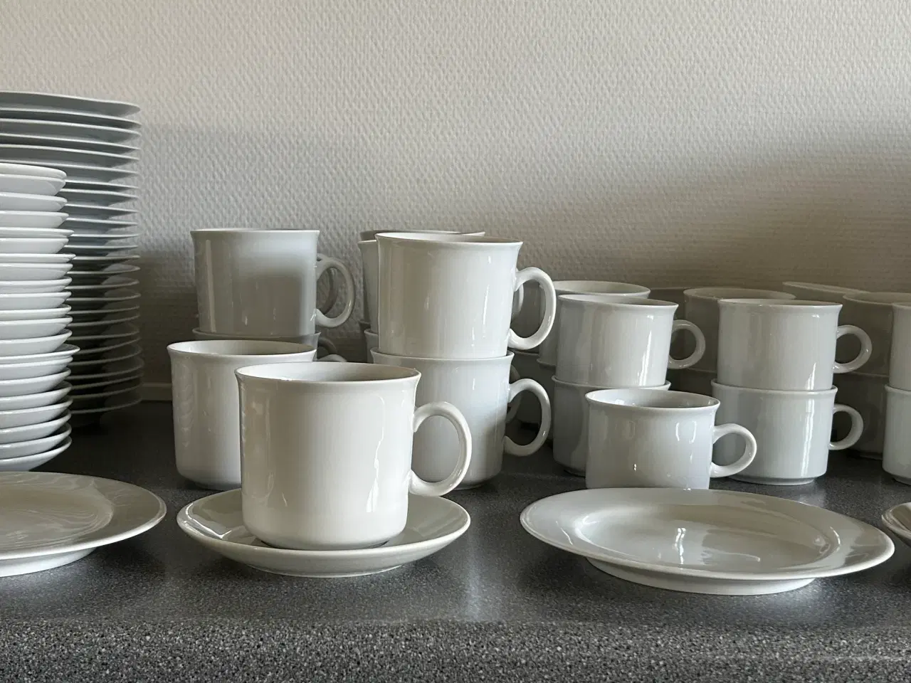 Billede 1 - Hvide kopper, krus og tallerkner