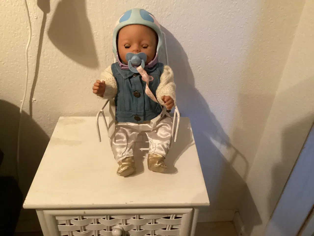 Billede 3 - Baby Born  dukke med cykelstol samt cykelhjelm 