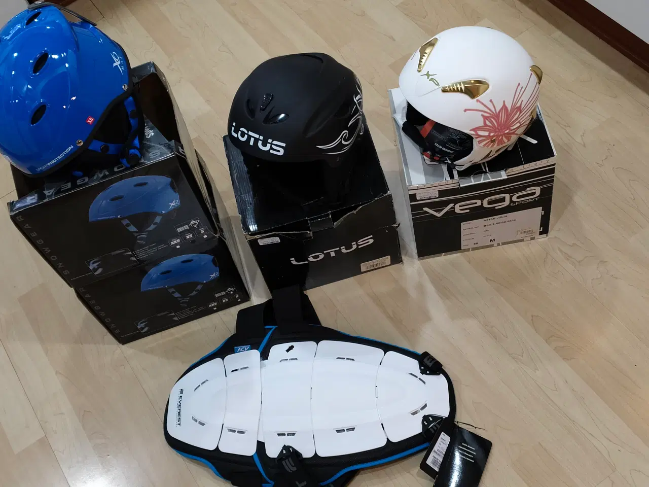 Billede 1 - 4 ski hjelme + rygskjold