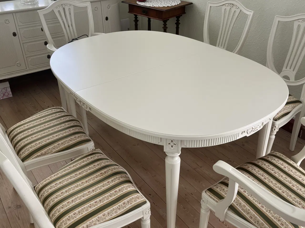 Billede 1 - Spisestue med tilhørende skænk