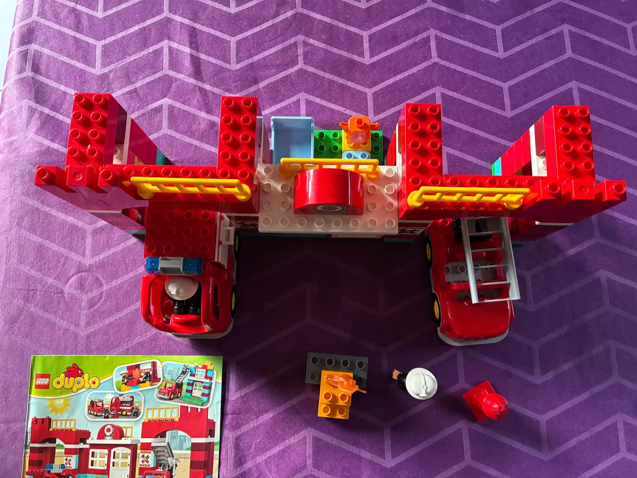 Billede 4 - Duplo brandstation med 2 biler og 2 figurer