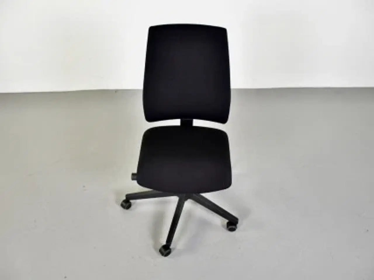 Billede 5 - Sort interstuhl kontorstol med høj ryg