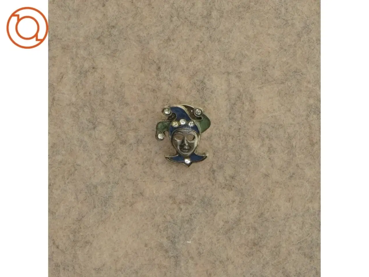 Billede 1 - Pin med joker/hofnar (str. 2 x 2 cm)