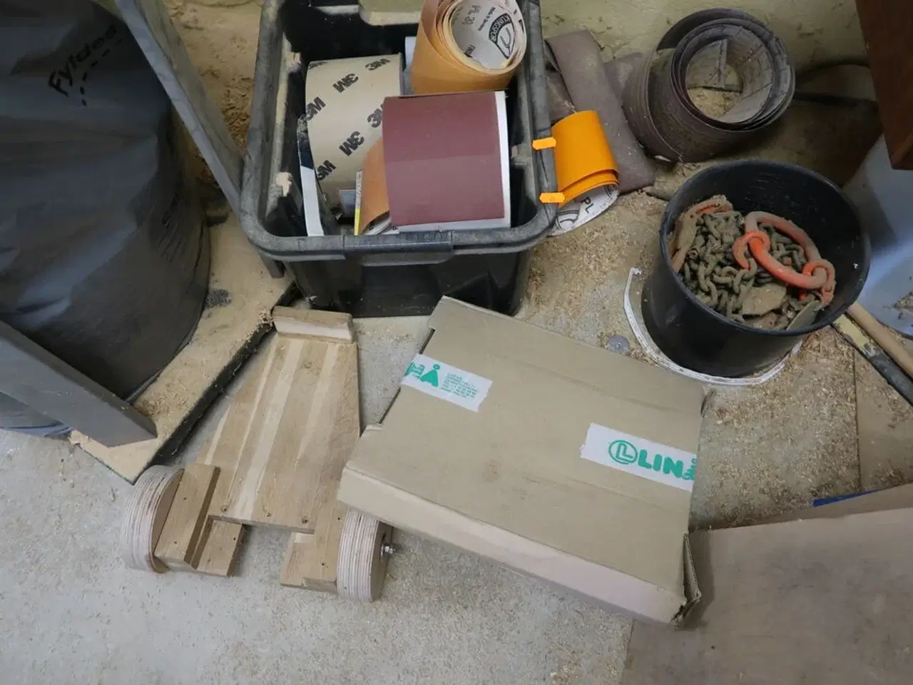 Billede 2 - Løftekrog, sandpapir m.m.