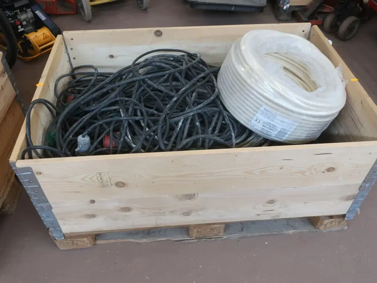 Billede 1 - Indhold på palle, kabler