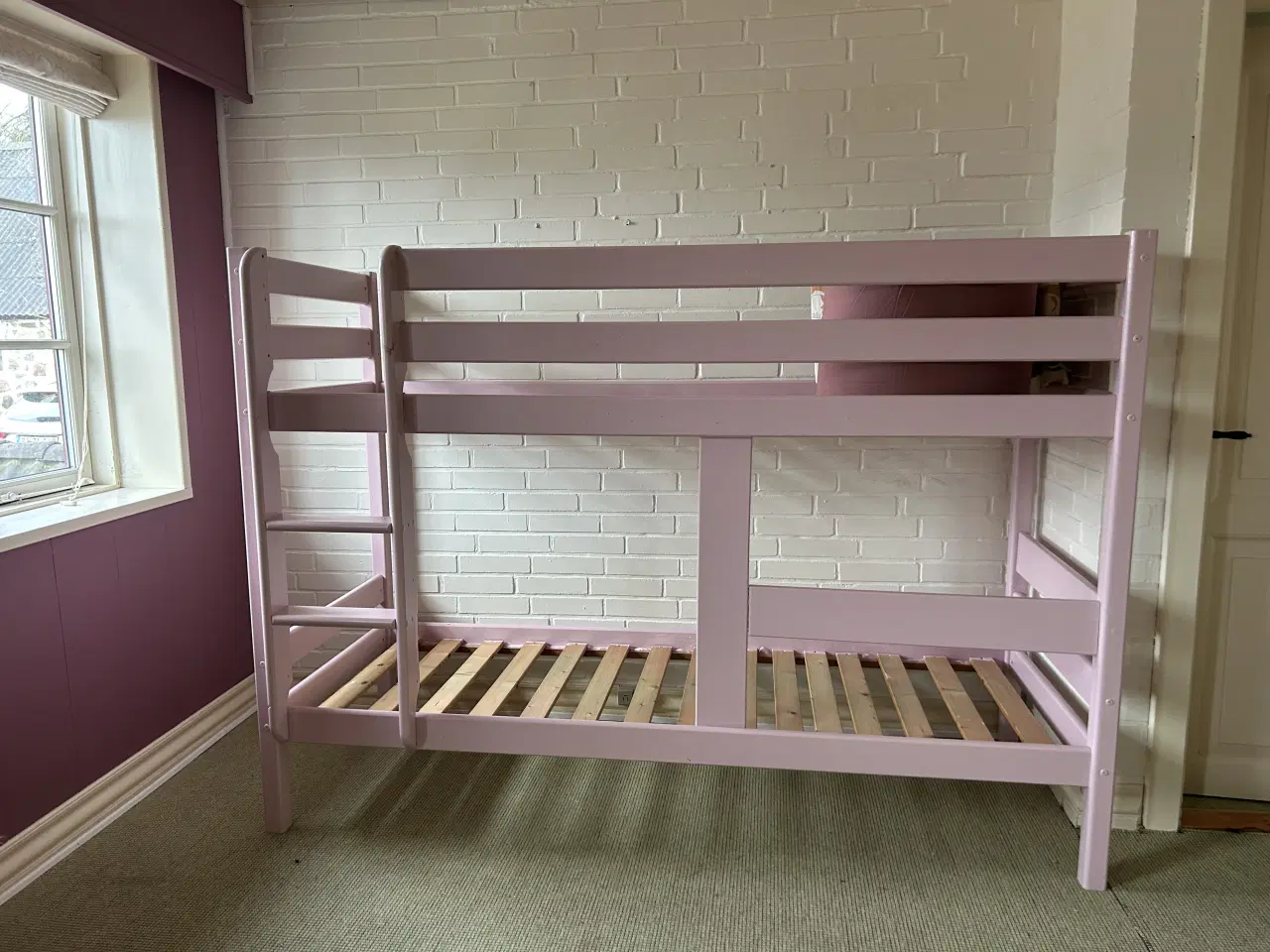 Billede 1 - Køjeseng i massivt fyrretræ, lyserød