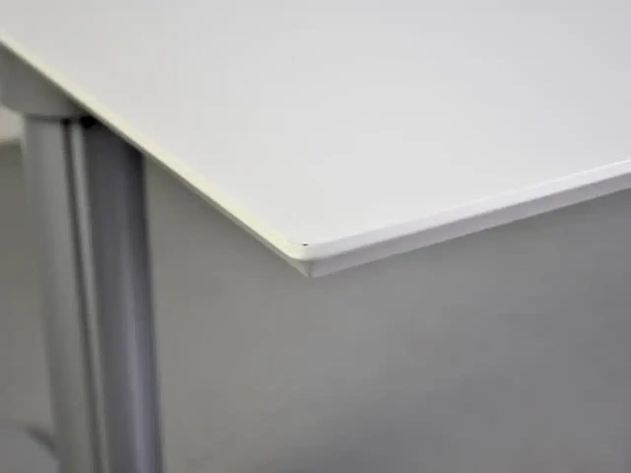 Billede 9 - Hæve-/sænkebord med hvid plade og mavebue, 160 cm.