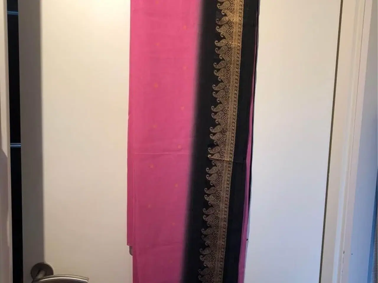 Billede 1 - 110x180cm rosa/sort tørklæde