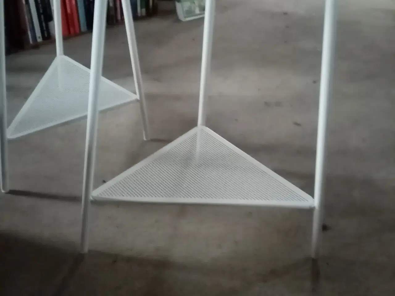 Billede 2 - 2 Stk Bukke med hylde fra Ikea