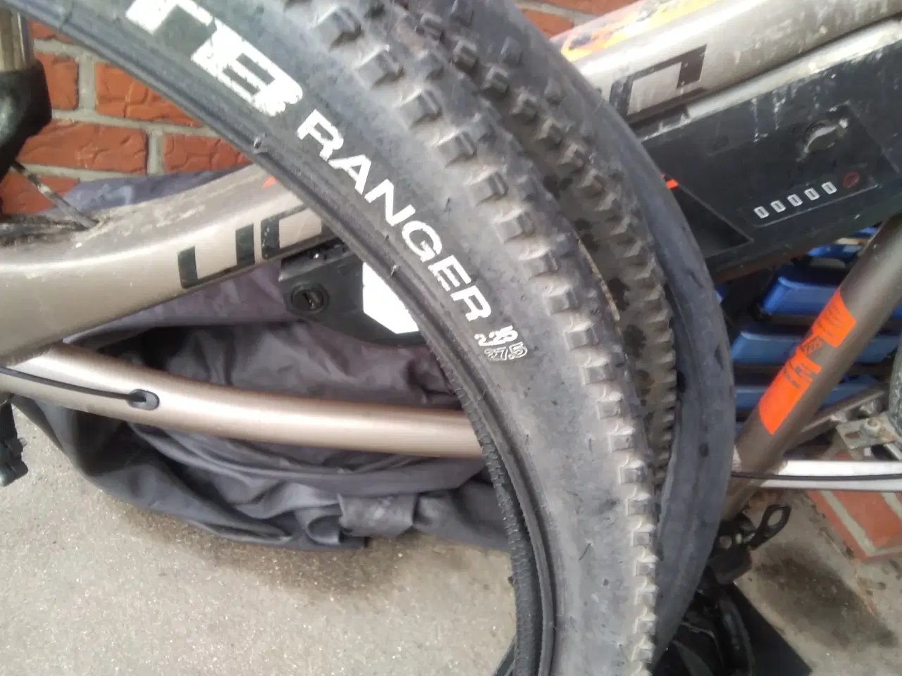 Billede 3 - Elsav virker Byt m 2 NYE cykeldæk & slanger 28 "
