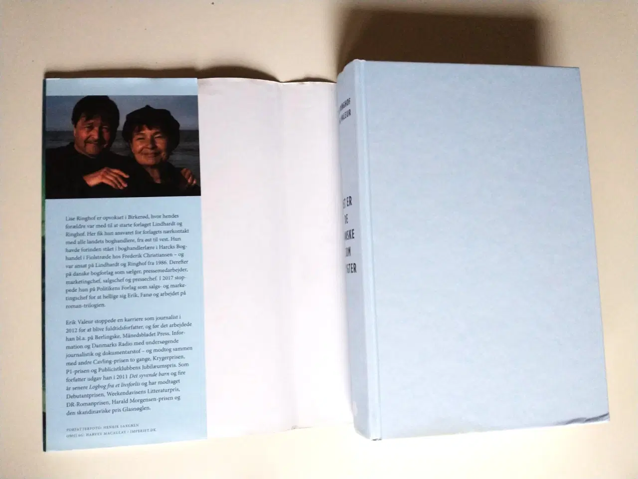 Billede 3 - Det er de danske som flygter. Af L. Ringhof & E. V