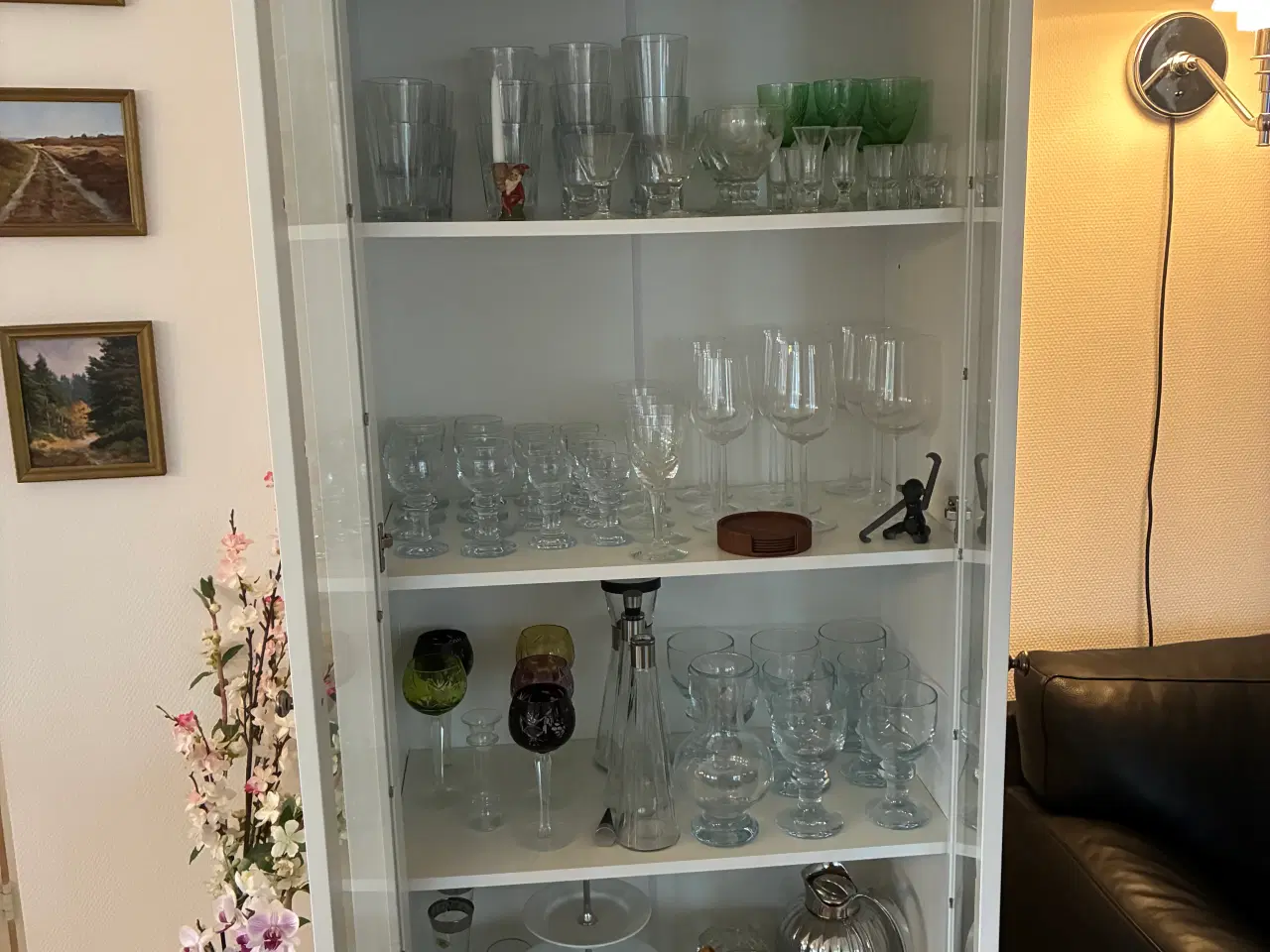 Billede 3 - Flot hvid vitrineskab sælges