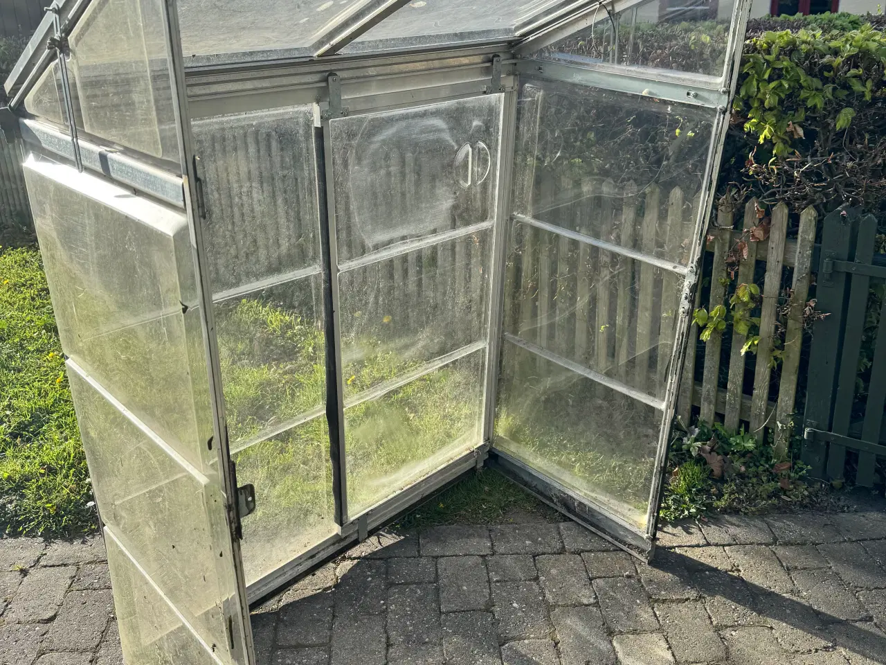 Billede 1 - Vægdrivhus / altandrivhus i aluminium med skydedør