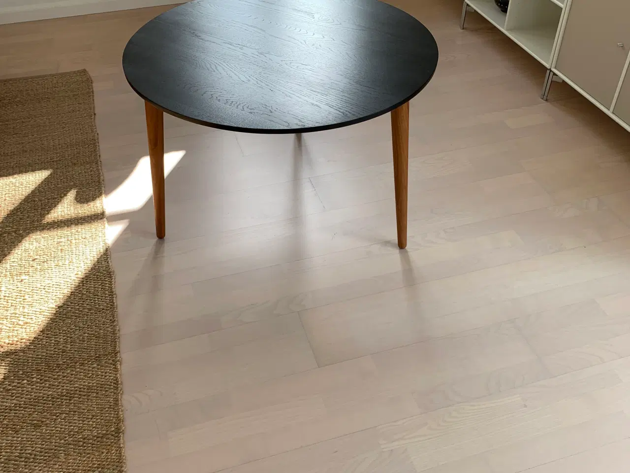 Billede 1 - Rundt sofabord i massiv eg sort bejdset
