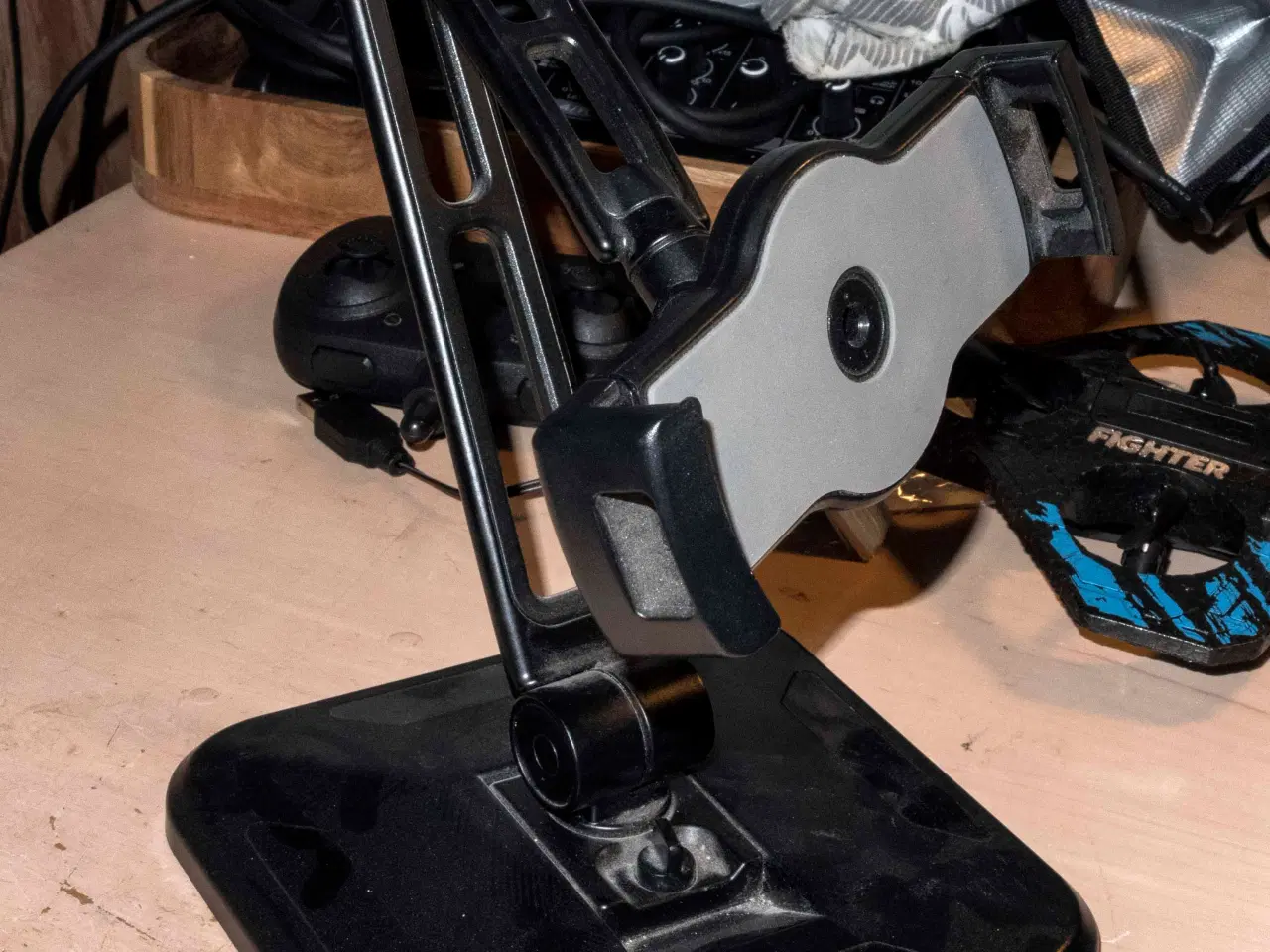Billede 2 - Tablet/telefon- holder på fod. Næsten ny.