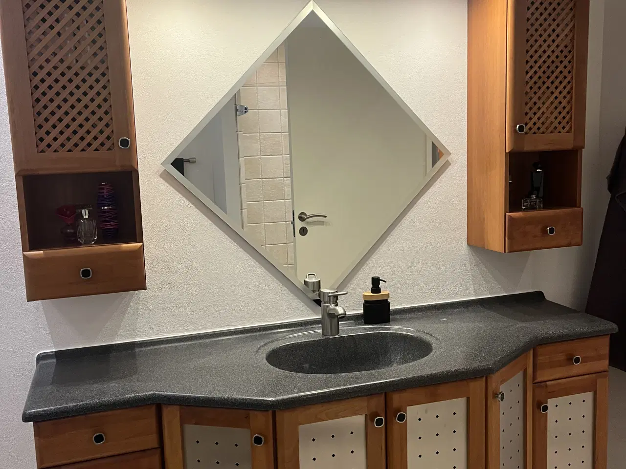 Billede 1 - Badeværelses møbler