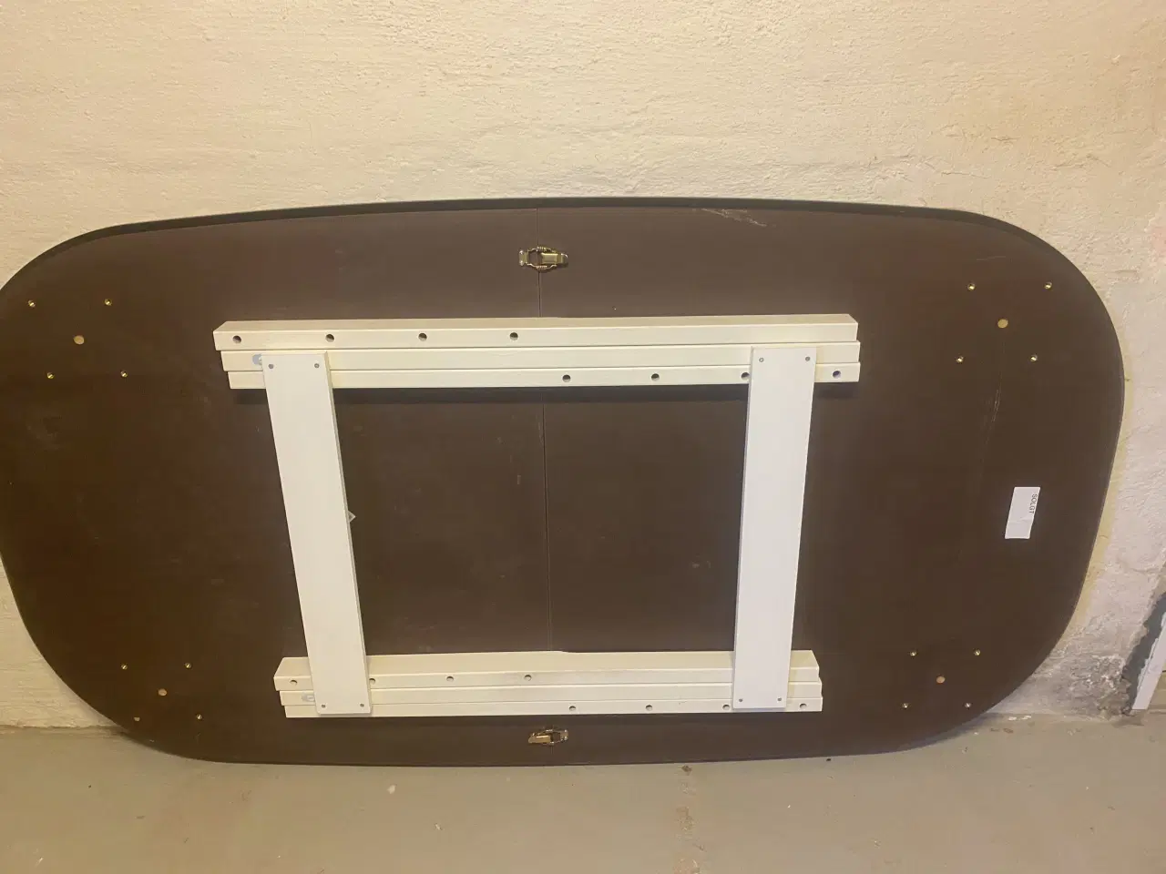 Billede 2 - Hvid spisebord med sort kant uden ben 