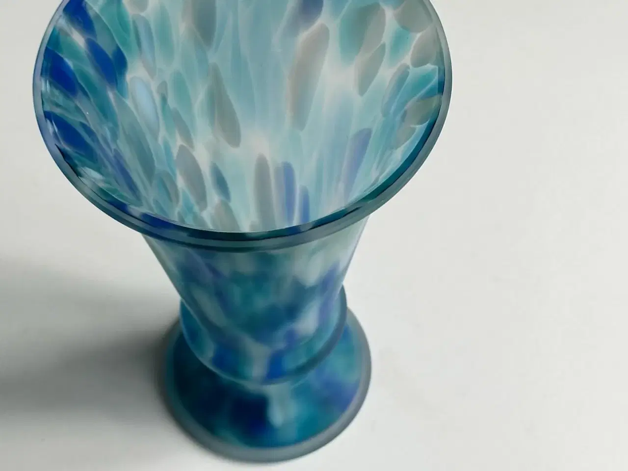 Billede 5 - Stor glasvase, blåmeleret
