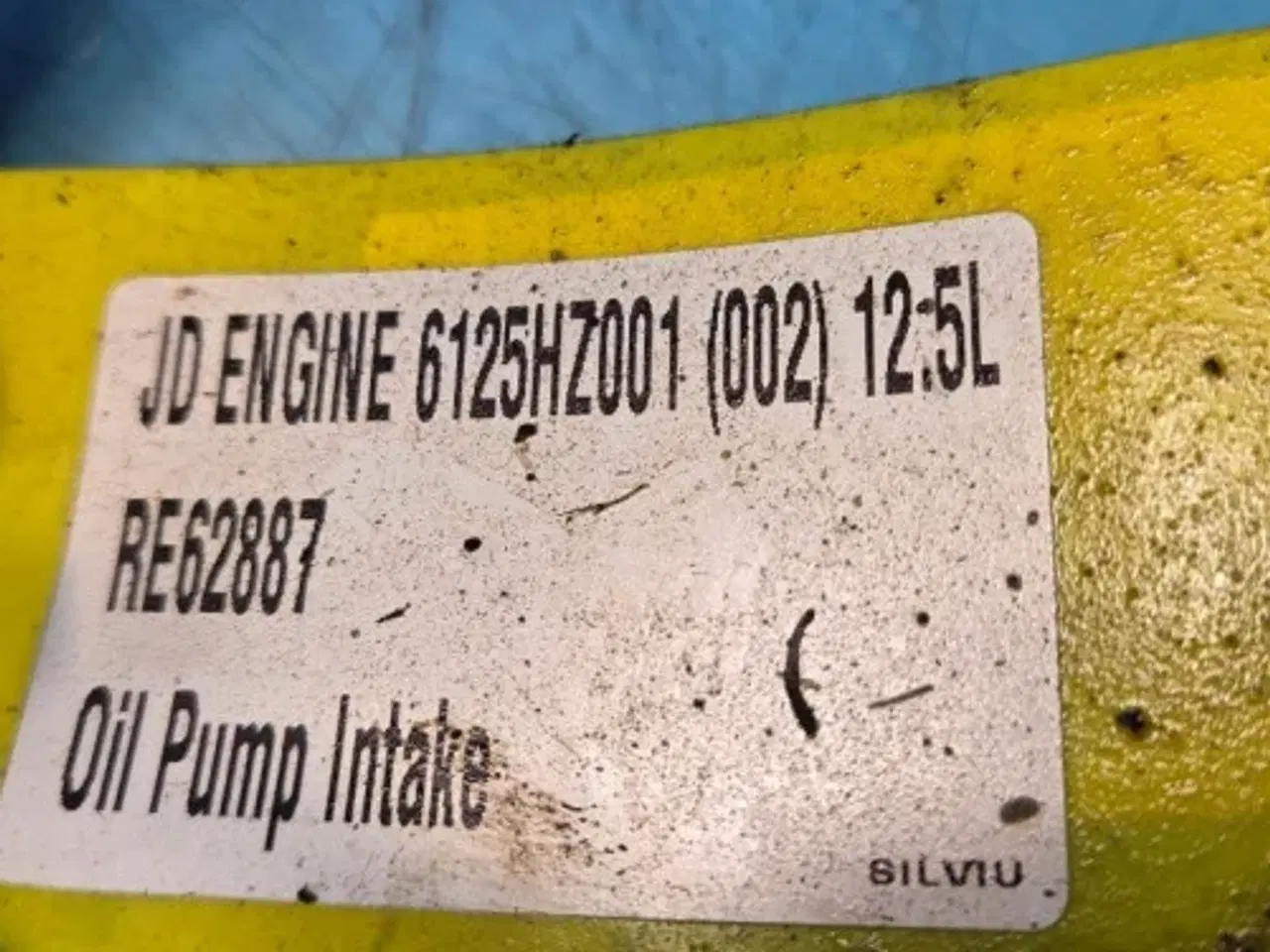 Billede 2 - John Deere 6125HZ001 Olierør RE62887