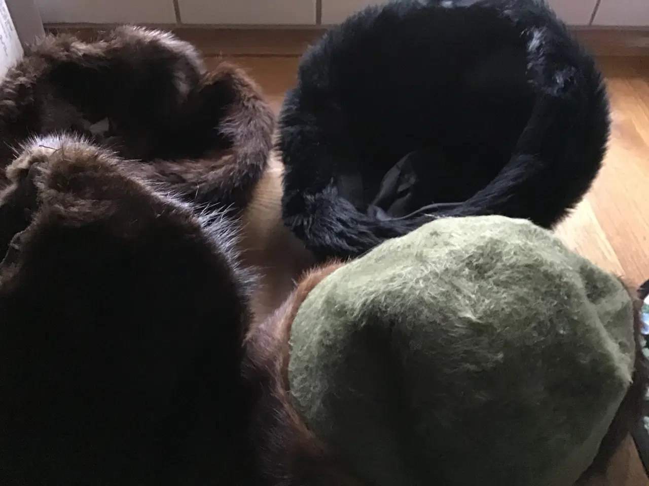 Billede 5 - Minkhuer, ÆGTE, 3 stk. tilbage, den sorte er solgt