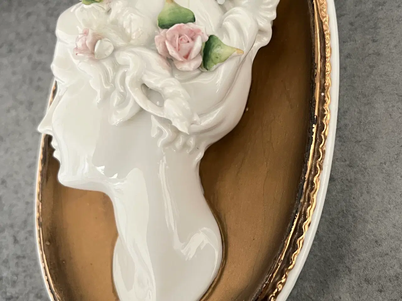 Billede 4 - Kvindehoved i porcelæn i vægramme