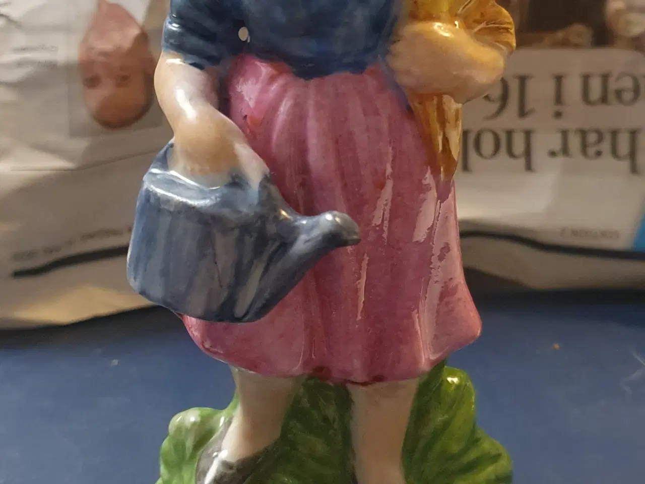 Billede 1 - Porcelænsfigur pige med vandkande