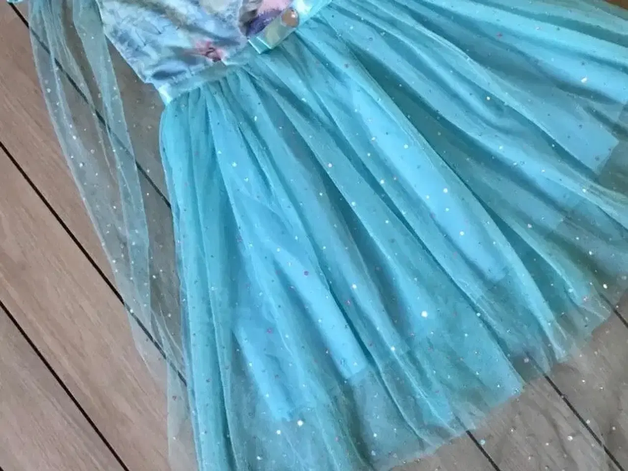 Billede 4 - Frost kjole + slør str 122 med Elsa udklædningstøj