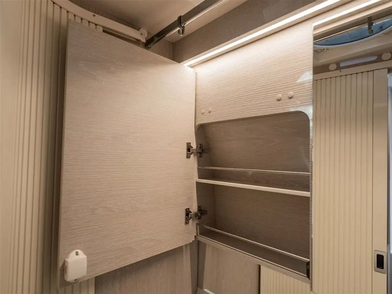 Billede 28 - 2026 - Tourne 6.4 Cruise aut. gear - Black