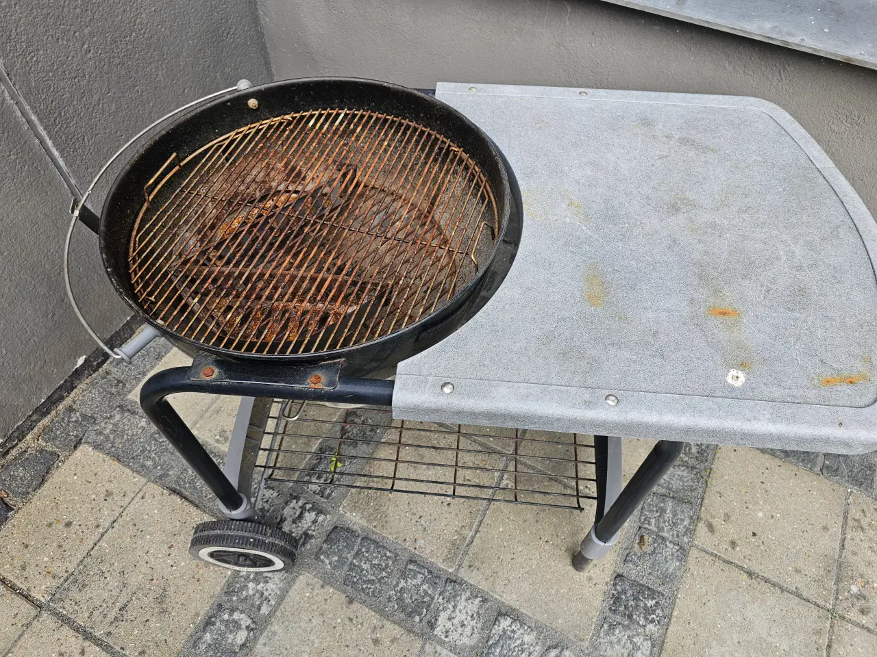 Billede 4 - Weber kuglegrill inkl. bord