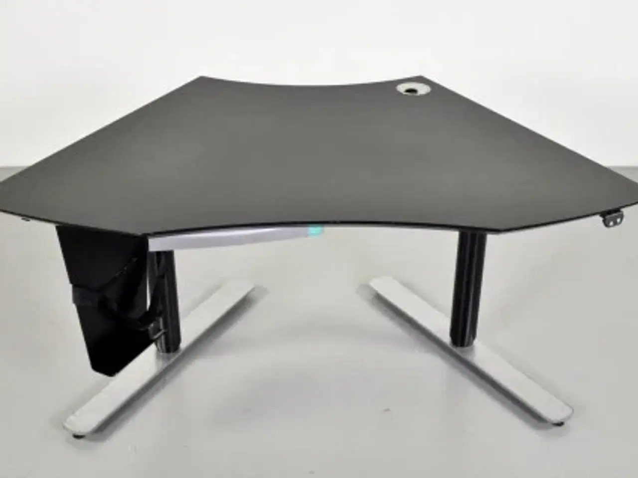 Billede 1 - Hæve-/sænkebord med sort linoleumsplade og sort og grå stel