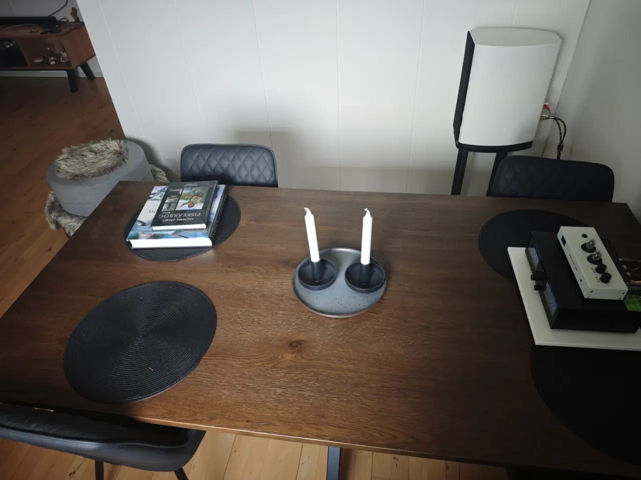 Billede 3 - Spisebord i fineret egetræ med 4x stole ( nyt )