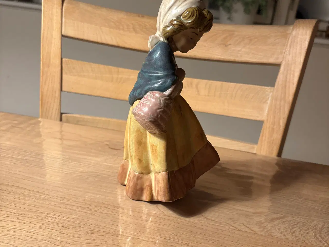 Billede 2 - Lladro figur, Pige med kurv, 20 cm