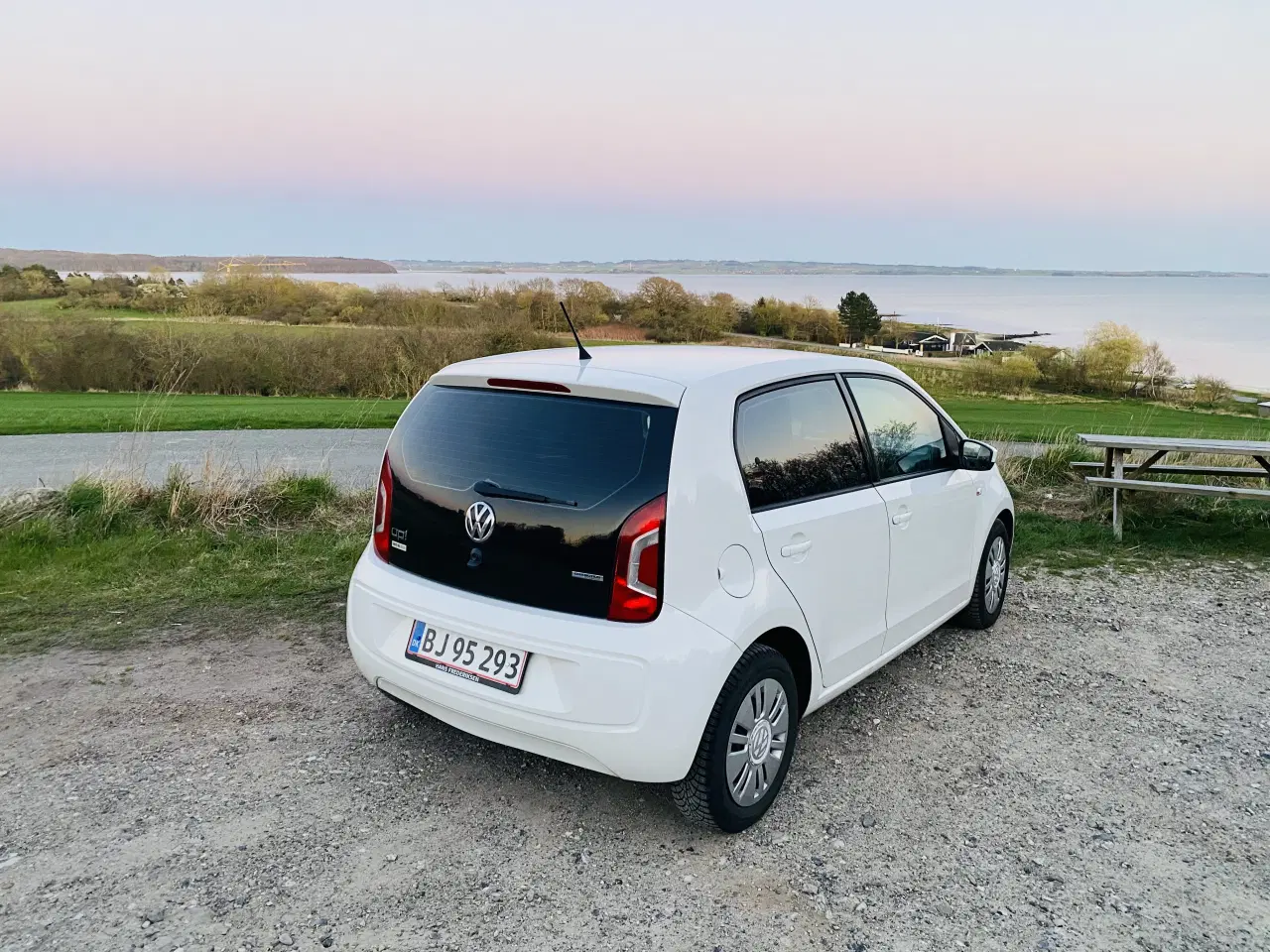 Billede 1 - Velholdt VW UP med DK pakke