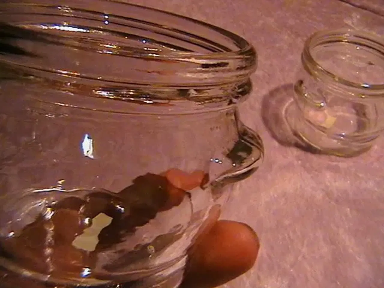 Billede 3 - 2 små ælde glas krukker. 30,- kr + porto