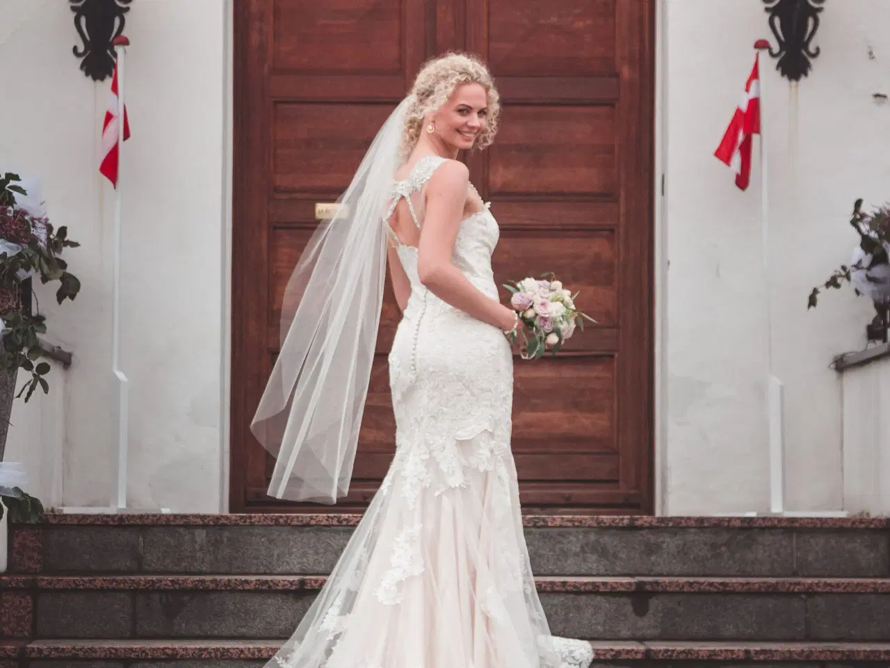 Billede 1 - Unik brudekjole med smukke detaljer