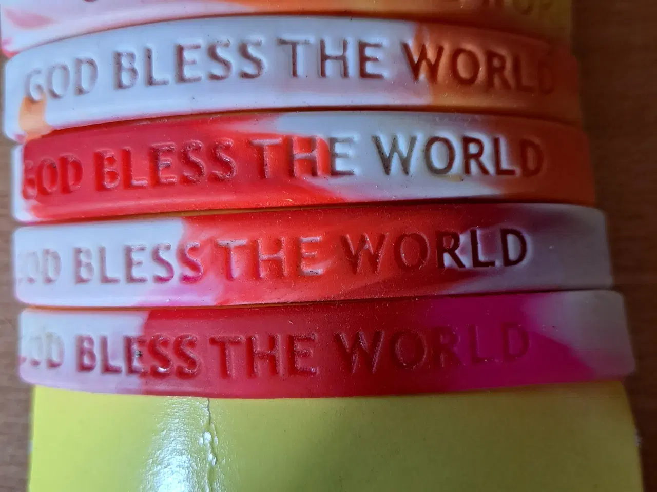 Billede 1 - Armbånd i gummi med teksten good bless the world 