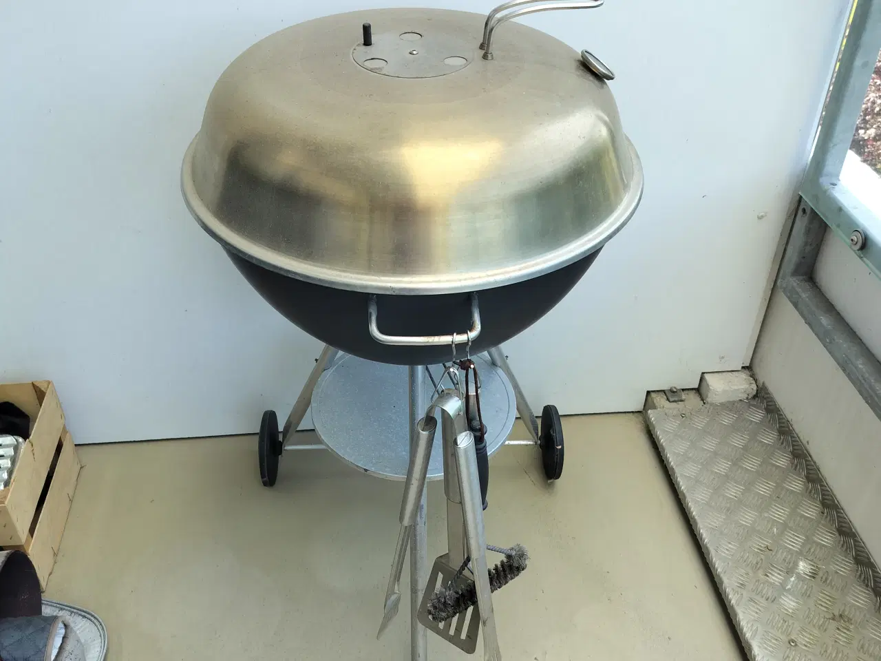 Billede 2 - Gratis grill med Weber tilbehør samt 2 stole 