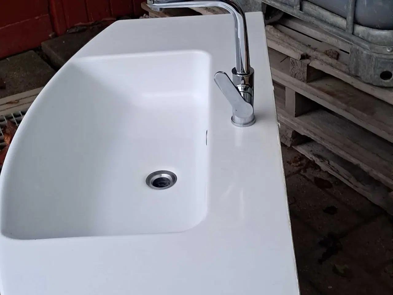 Billede 2 - Badeværelset bord med vask